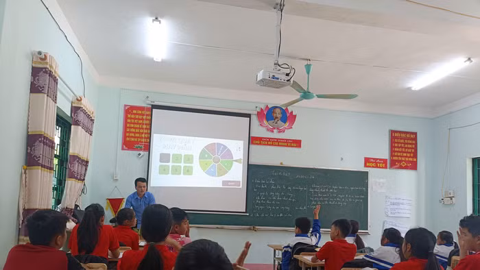 Giờ học tại Trường PTDTBT THCS Đổng Xá, xã Xuân Dương, Thái Nguyên.