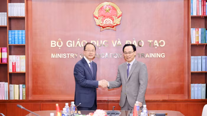 Bộ trưởng Bộ GD&ĐT Hoàng Minh Sơn và ông Hà Quang Thái - Bí thư Đảng ủy, Chủ tịch Hội đồng Đại học Bắc Kinh.