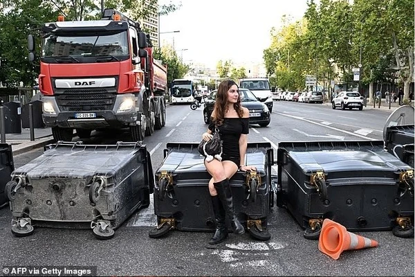 Xe buýt cháy, rào chắn bốc lửa, 80.000 cảnh sát Pháp căng mình đối phó hỗn loạn