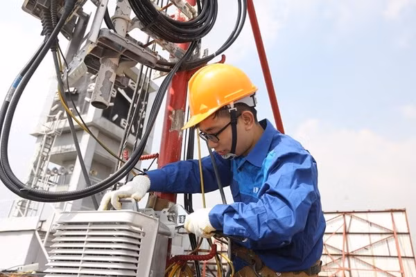 Lắp đặt hạ tầng viễn thông. Ảnh: TL