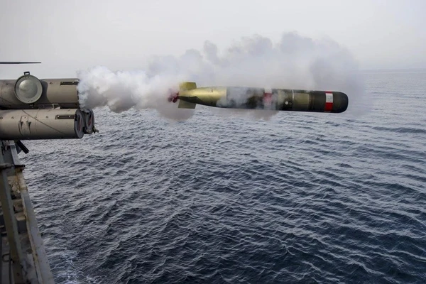 MK 54 MOD 0 là ngư lôi chống ngầm hạng nhẹ do Raytheon hợp tác với Hải quân Hoa Kỳ thiết kế. Nó dài 2,71 m, đường kính 32,3 cm và nặng khoảng 276 kg (Nguồn ảnh: Bộ Quốc phòng Hoa Kỳ)