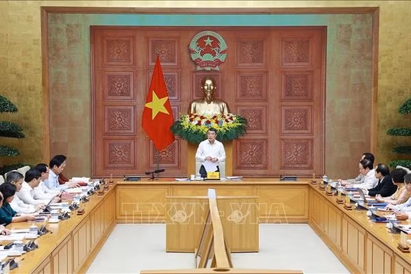 Thủ tướng Lê Minh Hưng kết luận cuộc họp với lãnh đạo Bộ Nội vụ; Bộ Dân tộc và Tôn giáo; Thanh tra Chính phủ. Ảnh: Dương Giang/TTXVN.