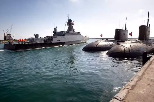 Tàu chiến và tàu ngầm Nga tại Tartus. Ảnh: AP