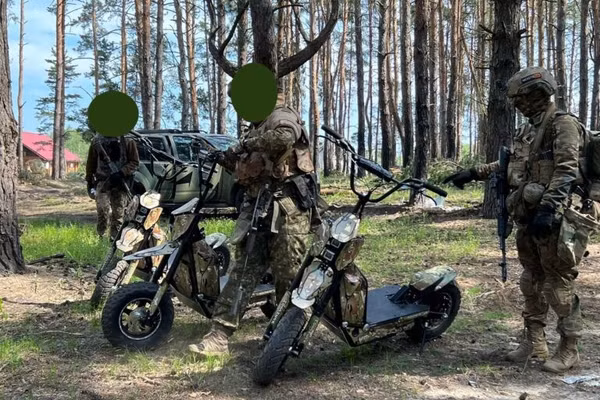 Binh lính Ukraine và xe tay ga của Global Wolf Motors. Ảnh: Global Wolf Motors