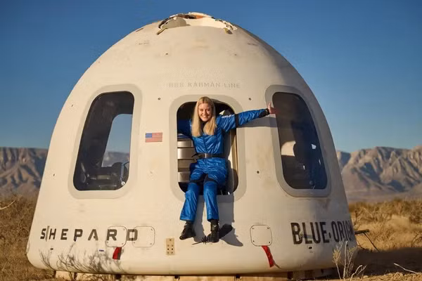 Chuyến bay của Blue Origin đánh dấu cột mốc lịch sử khi lần đầu tiên có người dùng xe lăn tham gia vào hành trình vũ trụ.