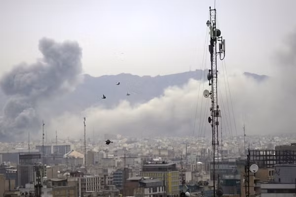 Khói bốc lên sau các cuộc không kích của Mỹ và Israel ở thủ đô Tehran, Iran, ngày 13/3.