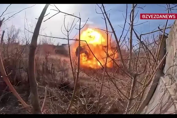 Video lính công binh phá mìn, dọn đường cho đồng đội gần Chasov Yar