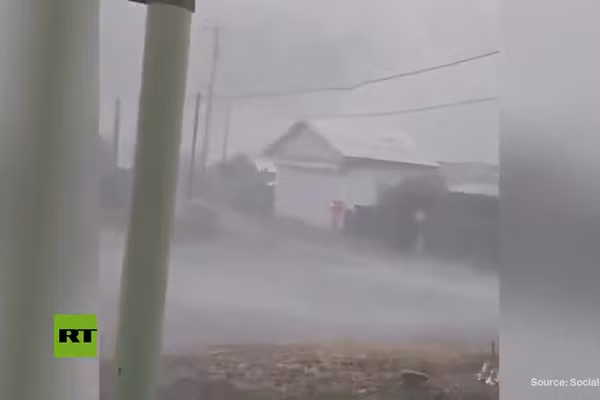 Video bão Dolphin quét qua Nhật Bản, hơn 50.000 tòa nhà mất điện