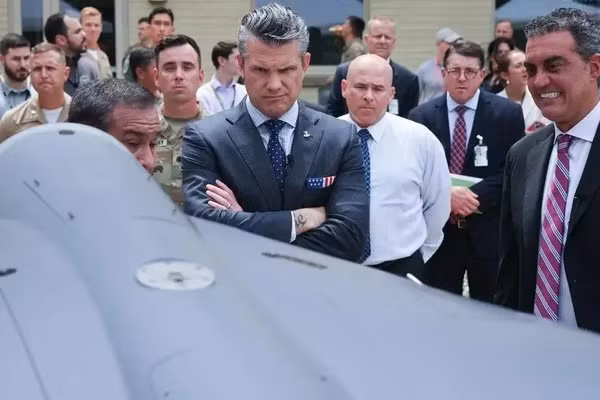 Bộ trưởng Chiến tranh Pete Hegseth quan sát UAV Hệ thống tấn công chiến đấu không người lái giá rẻ (LUCAS) trong một sự kiện tại Lầu Năm Góc vào tháng 7/2025.