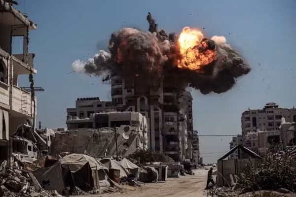 Khói bốc lên sau các cuộc không kích của Israel đánh trúng và phá hủy nhiều tòa nhà và tòa tháp cao tầng ở Thành phố Gaza, ngày 14/9. Ảnh: Abdalhkem Abu Riash/Anadolu.