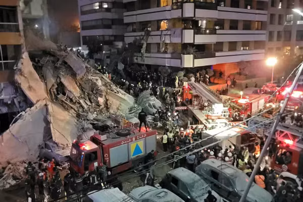 Lực lượng cứu hộ và người dân tập trung tại hiện trường vụ không kích của Israel ở khu phố Tallet al-Khayyat, Beirut. 