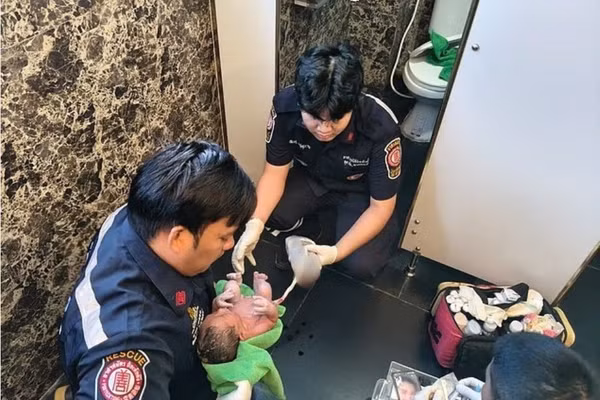Chấn động: Phát hiện bé sơ sinh sống sót kỳ diệu trong bồn nước nhà vệ sinh