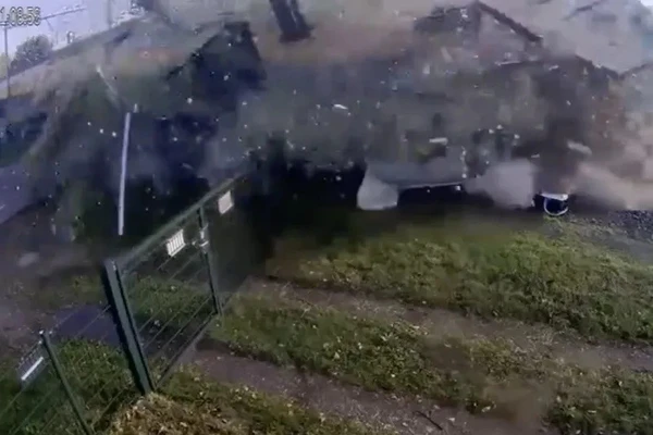 Tàu cao tốc chở 400 người lao vào xe chở lê gây cảnh tượng hỗn loạn