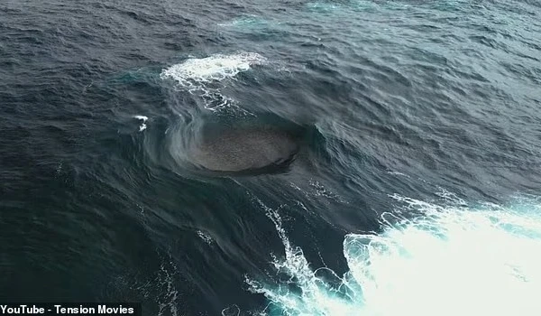 Hình ảnh từ trên cao cho thấy nước biển tiến đến từ bốn hướng khác nhau, rồi bùng nổ va chạm ở giữa.