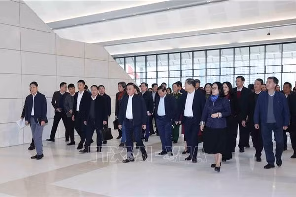 Thường trực Ban Bí thư Trần Cẩm Tú kiểm tra công tác chuẩn bị Đại hội đại biểu toàn quốc lần thứ XIV của Đảng tại Trung tâm Hội nghị quốc gia. Ảnh: Phương Hoa/TTXVN 
