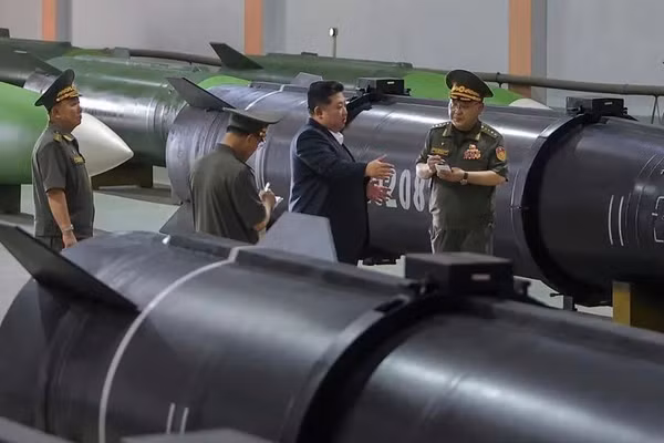 Nhà lãnh đạo Triều Tiên Kim Jong Un thị sát một dây chuyền sản xuất tên lửa tại một địa điểm bí mật vào ngày 31/8. Ảnh: KCNA/AP.