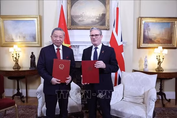 Tổng Bí thư Tô Lâm và Thủ tướng Liên hiệp Vương quốc Anh và Bắc Ireland Keir Starmer trao Tuyên bố chung về nâng cấp quan hệ Việt Nam - Anh lên Đối tác chiến lược toàn diện. Ảnh: Thống Nhất/TTXVN 