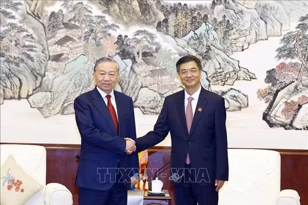 Tổng Bí thư, Chủ tịch nước Tô Lâm tiếp đồng chí Trần Cương, Ủy viên Trung ương Đảng, Bí thư Khu ủy Khu tự trị dân tộc Choang Quảng Tây. Ảnh: Thống Nhất/TTXVN 