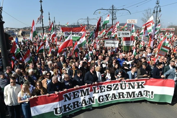 Biển người xuống đường ở thủ đô Hungary với thông điệp bất ngờ