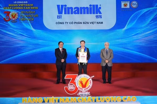 Ông Đỗ Thanh Tuấn, Giám đốc Đối ngoại Vinamilk, đại diện doanh nghiệp nhận chứng nhận Hàng Việt Nam Chất Lượng Cao 2026 - Ảnh: BTC