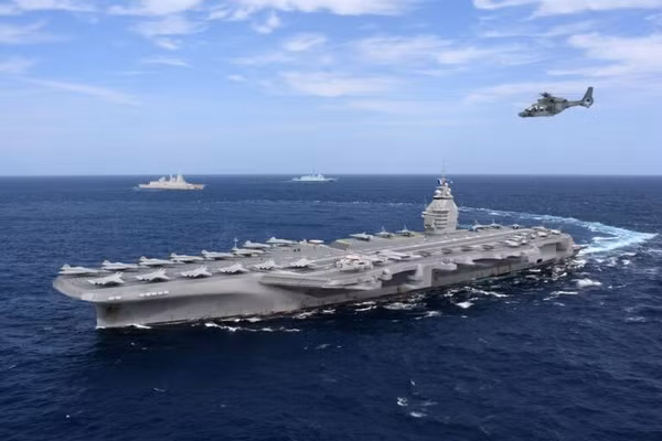 Ảnh chụp từ trên không của tàu sân bay Porte-Avions Nouvelle Génération trên biển. 