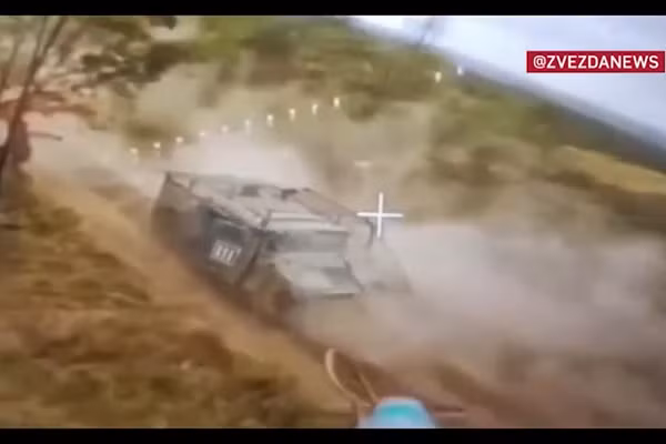 Khoảnh khắc drone FPV xóa sổ pháo M101 của Mỹ và xe bọc thép Humvee