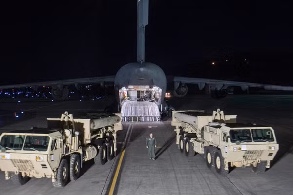 Thiết bị hệ thống THAAD của Mỹ đến Căn cứ Không quân Osan ở Hàn Quốc ngày 6/3/2017.
