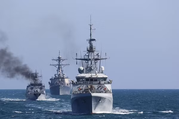 Tàu tuần tra Trent (OPV) của Hải quân Hoàng gia Anh, tàu hộ vệ Contra-Amiral Horia Macellariu của Hải quân Romania và tàu khu trục Ross của Hải quân Mỹ tại cuộc tập trận Sea Breeze 2021.