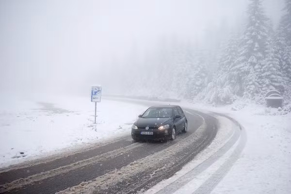 Thời tiết đảo lộn ở châu Âu, tuyết phủ trắng Balkans giữa mùa thu