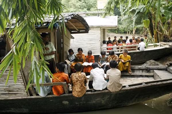 Khi trường học hóa thành con thuyền đưa tri thức vượt lũ