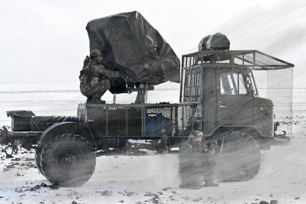 Một phương tiện tác chiến điện tử dựa trên xe GAZ-66 đang bảo vệ hệ thống công binh rải mìn từ xa Zemledeliye của Lữ đoàn công binh cận vệ độc lập số 45 thuộc Quân khu phía Tây tại khu vực Luhansk. Ảnh: RIA Novosti