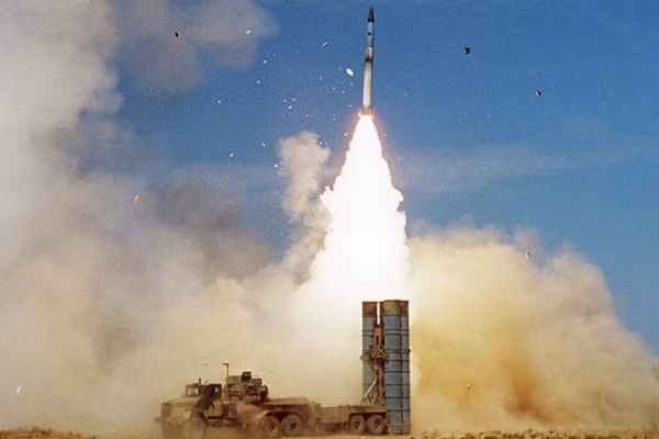 Hệ thống phòng không S-400 khai hỏa. (Ảnh: Dras)
