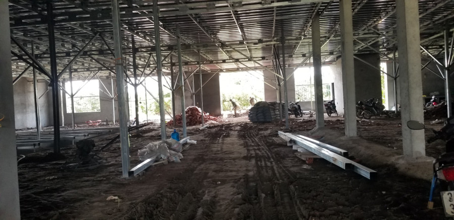 Tầng 1 của đại công trình có diện tích xây dựng khoảng 1.000m2 vừa được đổ bê tông xong ít ngày. 20250513-100357.jpg