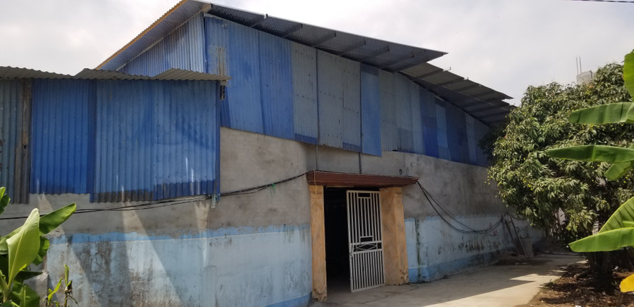 Công trình xây dựng của một hộ dân gần đó được cơi nới vội vàng, kín như "lô cốt". 20250513-100924.jpg