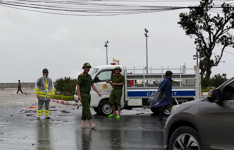 Công an phường Đồ Sơn chốt chặn ngay đầu đường dẫn vào khu du lịch, ngăn không cho người dân hiếu kỳ đổ ra bờ biển xem sóng biển, chụp ảnh. ca.jpg