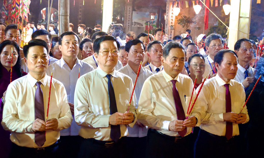 Chủ tịch Quốc hội Trần Thanh Mẫn, Phó Thủ tướng Mai Văn Chính cùng lãnh đạo TP Hải Phòng, đại diện các Bộ, ngành và nhân dân dâng hương tưởng nhớ Hưng Đạo Vương Trần Quốc Tuấn tại khu di tích Kiếp Bạc. dang-huong-1.jpg