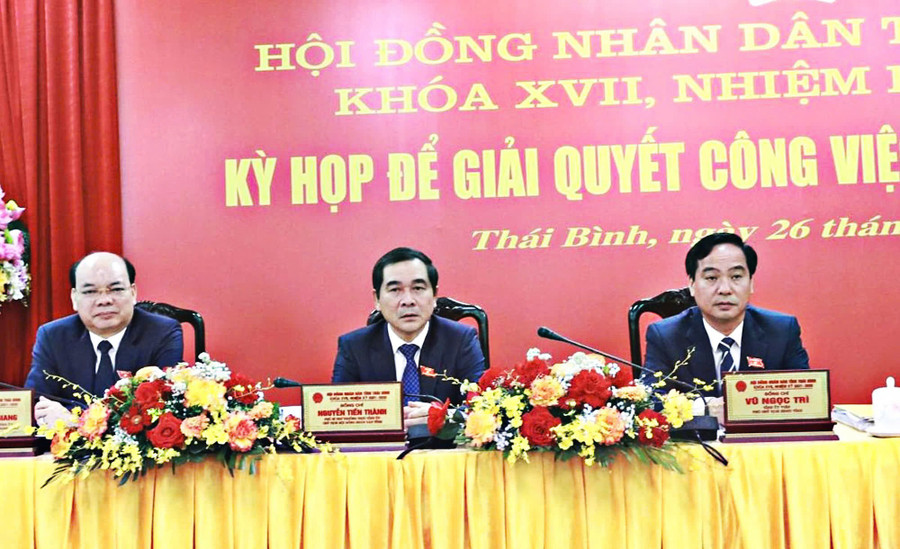 Ông Nguyễn Tiến Thành, Phó Bí thư Thường trực Tỉnh ủy, Chủ tịch HĐND tỉnh Thái Bình (giữa ảnh) điều hành phiên họp. anh.jpg