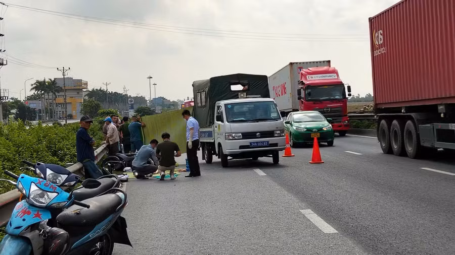 Cơ quan điều tra đang tiến hành khám nghiệm hiện trường vụ tai nạn giao thông trên quốc lộ 5, đoạn qua địa bàn tỉnh Hải Dương để làm rõ nguyên nhân khiến 2 bố con chị Đặng Thị Liên thương vong.