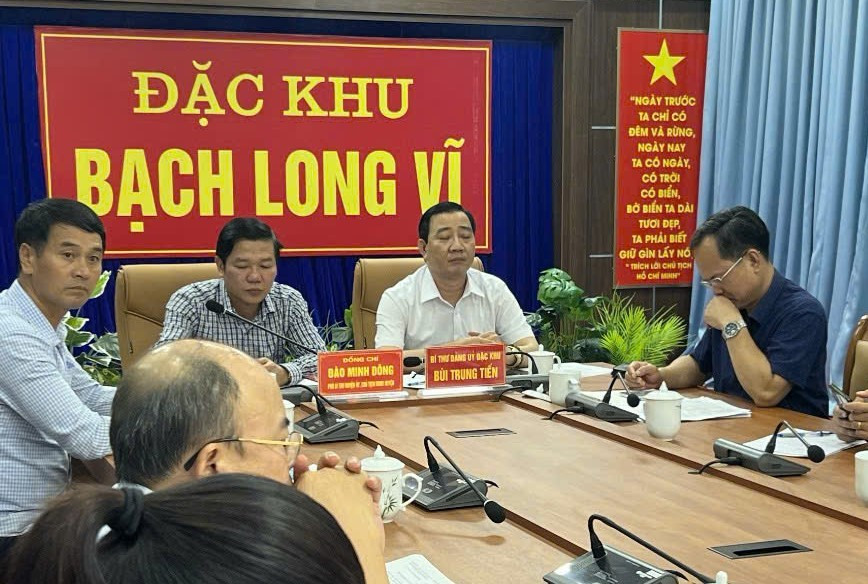 UBND Đặc khu và Ban chỉ huy PCTT&TKCN Đặc khu Bạch Long Vĩ họp triển khai phòng chống bão số 3. bao.jpg