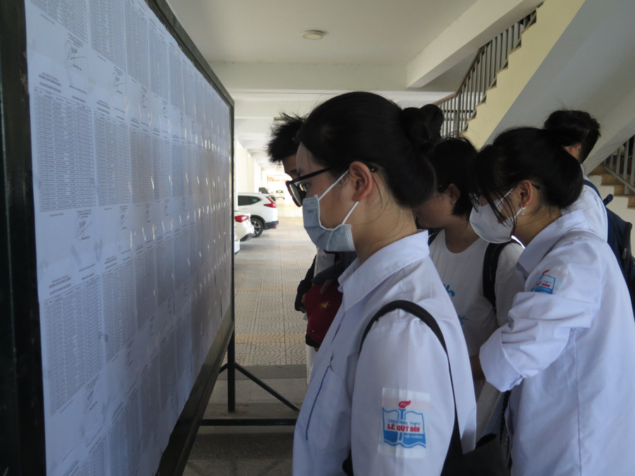 Thí sinh Hải Phòng đến làm thủ tục thi tốt nghiệp THPT năm 2025 tại điểm thi Trường THPT chuyên Trần Phú chiều 25/6. img-1001.jpg