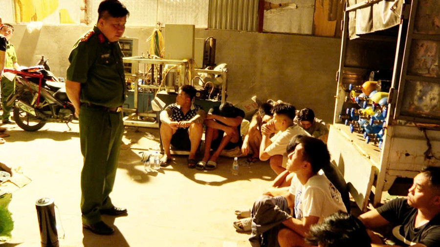 Đại tá Bùi Trung Thành - Phó Giám đốc, Thủ trưởng Cơ quan CSĐT Công an TP Hải Phòng chỉ đạo công tác điều tra ổ nhóm buôn bán trái phép "khí cười" do Đào Huy Linh làm chủ. khi-cuoi.jpg