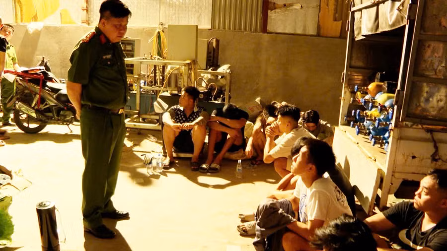 Đại tá Bùi Trung Thành - Phó Giám đốc, Thủ trưởng Cơ quan CSĐT Công an TP Hải Phòng trực tiếp có mặt tại hiện trường chỉ đạo công tác điều tra ổ nhóm buôn bán trái phép "khí cười" do Đào Huy Linh làm chủ.