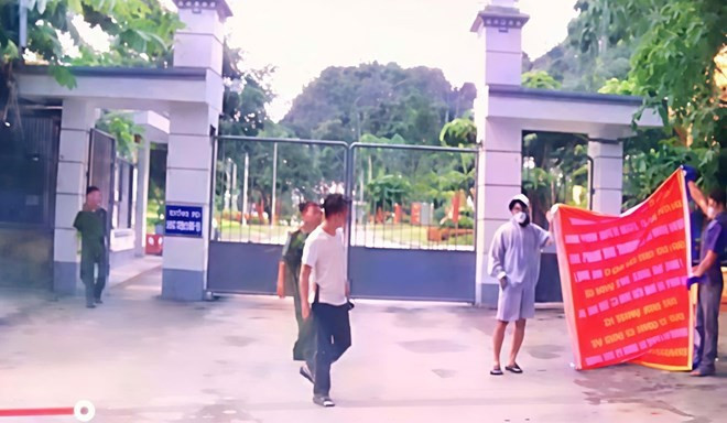 Phạm Văn Trường cùng đồng bọn mang băng rôn đến gây rối trước cổng Trung tâm cai nghiện Gia Minh.