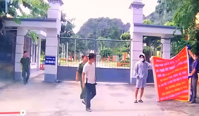 Phạm Văn Trường cùng đồng bọn mang băng rôn đến gây rối trước cổng Trung tâm cai nghiện Gia Minh.