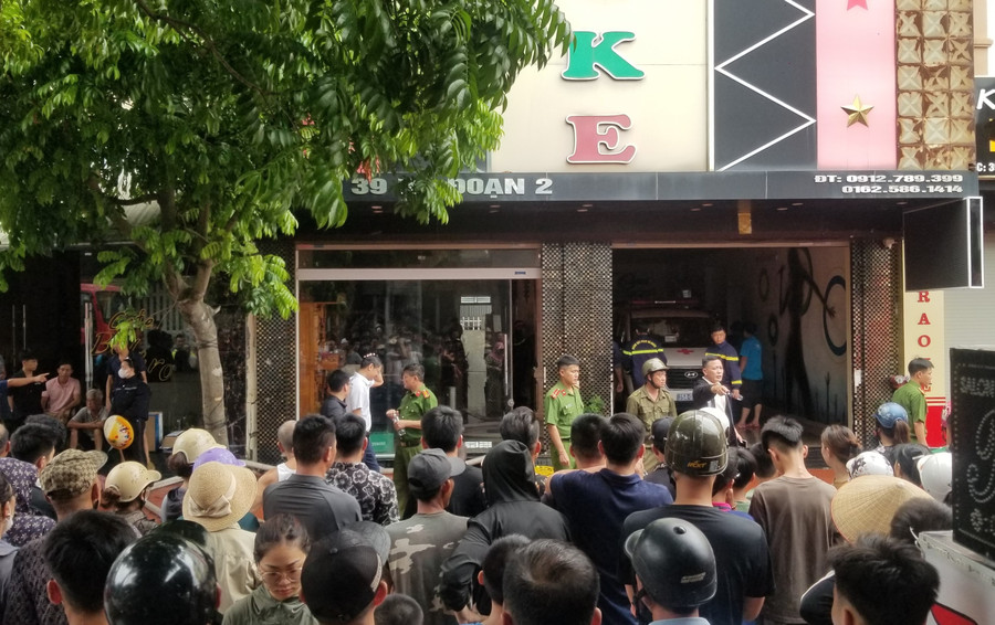 Nhân dân vây kín khu vực quán karaoke Minh Nhật, chứng kiến nhà chức trách đưa thi thể nạn nhân Nguyễn Thành Chung ra khỏi quán sau khi đám cháy được dập tắt. chay-5.jpg