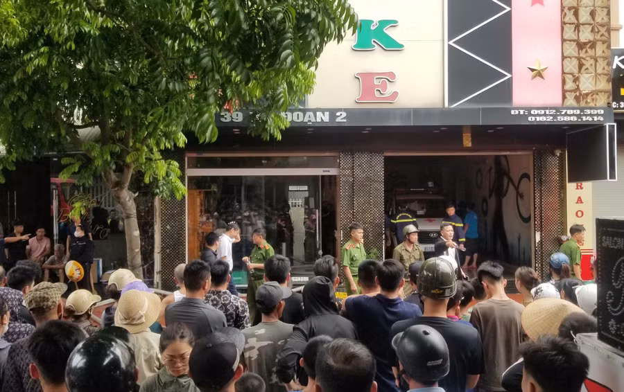Nhân dân vây kín khu vực quán karaoke Minh Nhật, chứng kiến nhà chức trách đưa thi thể nạn nhân Nguyễn Thành Chung ra khỏi quán sau khi đám cháy được dập tắt.
