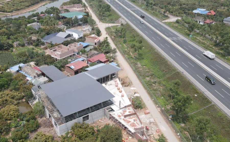 Đại công trường xây dựng với cả chục công trình lớn, nhỏ bên đường gom cao tốc Hà Nội- Hải Phòng thuộc xã Vĩnh Cường, huyện Thanh Hà (tỉnh Hải Dương) được người dân vội vàng xây dựng sau khi có thông tin dự án tuyến đường sắt Lào Cai - Hà Nội - Hải Phòng chạy qua. z6603409050192-8c70b92a036891c2251fd86c7ee8380a.jpg