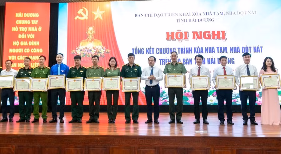 Bí thư Tỉnh uỷ Trần Đức Thắng trao Bằng khen cho các tập thể có thành tích xuất sắc trong triển khai chương trình xoá nhà tạm, nhà dột nát.