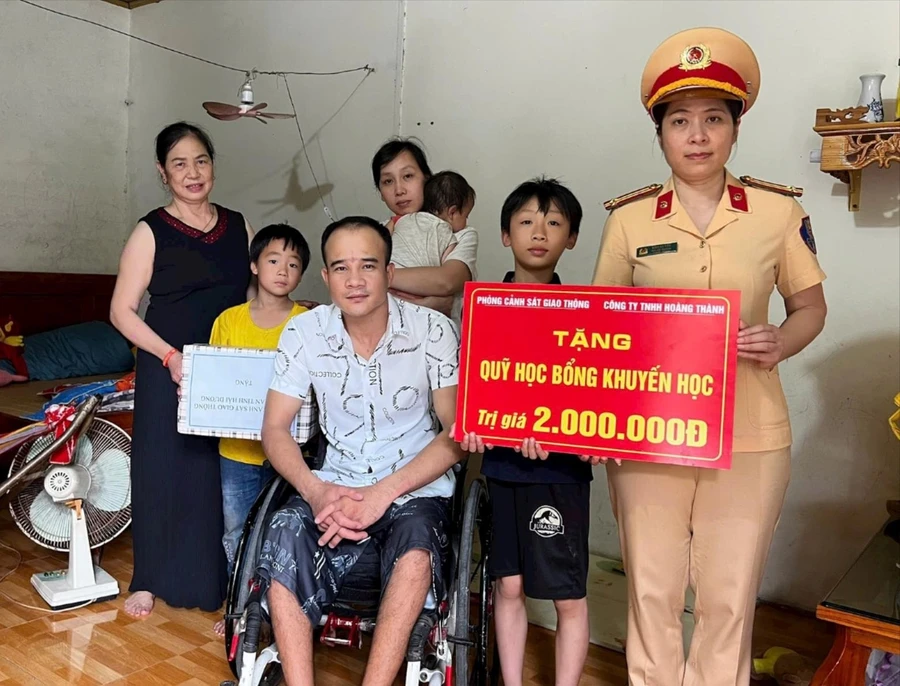 Đại diện lãnh đạo Phòng CSGT (Công an tỉnh Hải Dương) trao học bổng khuyến học cho học sinh có hoàn cảnh khó khăn ở xã Cổ Bì (Bình Giang).
