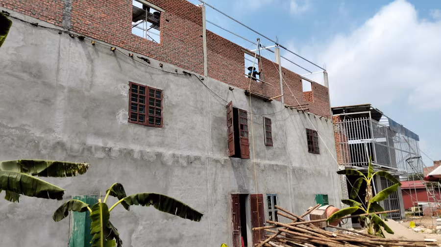 Nhiều công trình 3 tầng đang được người dân xã Vĩnh Cường, huyện Thanh Hà (tỉnh Hải Dương) gấp rút xây dựng.